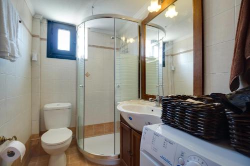 佩科霍里Luxury 2br apartment 50m from beach的浴室配有卫生间、淋浴和盥洗盆。