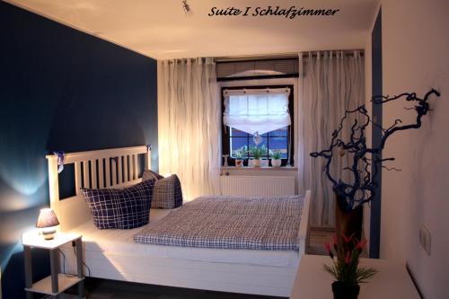 德累斯顿浪漫兰德公寓式酒店的卧室配有白色的床和窗户。