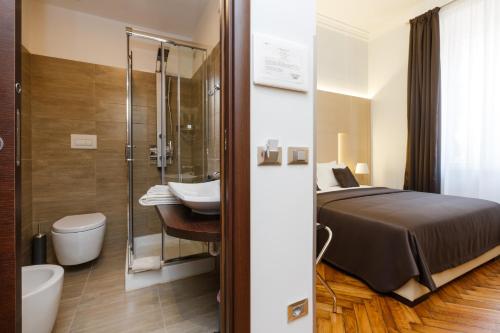 罗马多莫斯特兰乔酒店的浴室设有床、卫生间和水槽。