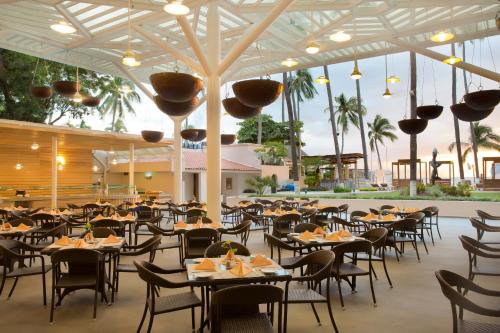 Crown Paradise Golden All Inclusive Resort - Adults Only餐厅或其他用餐的地方