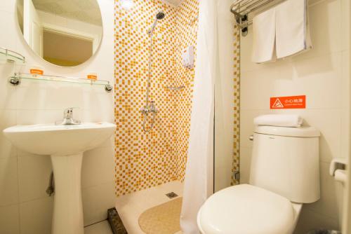 石家庄如家快捷酒店石家庄火车站西广场中华南大街店的浴室配有卫生间、盥洗盆和淋浴。