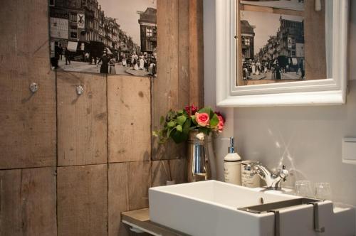 阿姆斯特丹阿姆斯特丹旅馆的一间带水槽的浴室和墙上的照片