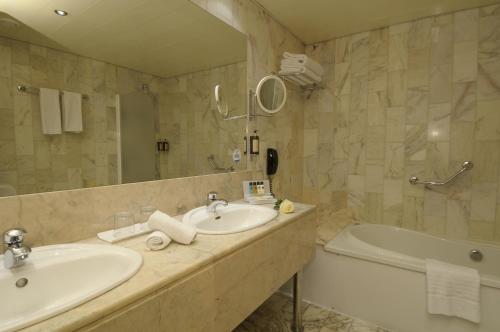 Castelli Hotel Nicosia的一间浴室