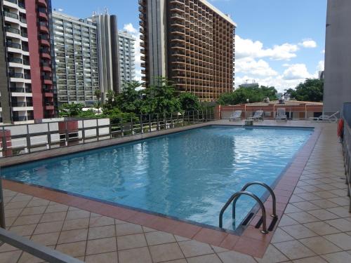 巴西利亚IKA Apart Hotel的大楼顶部的大型游泳池