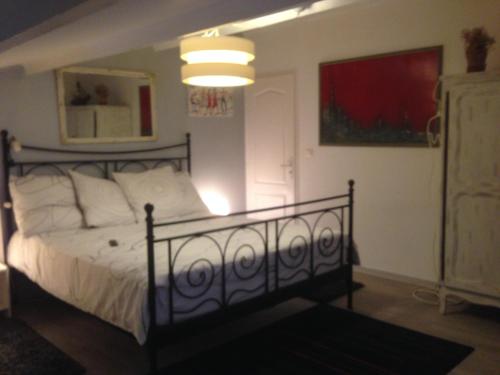 耶尔乐威哥尼酒店的一间卧室配有带白色枕头的床
