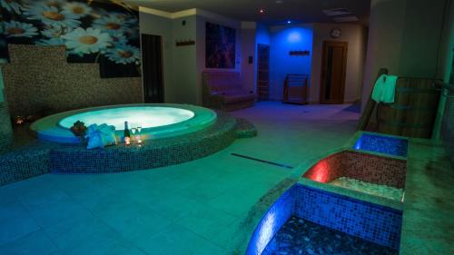 贝谢诺瓦索约卡度假村 - 德莱文斯酒店的一间位于房子内带按摩浴缸的房间