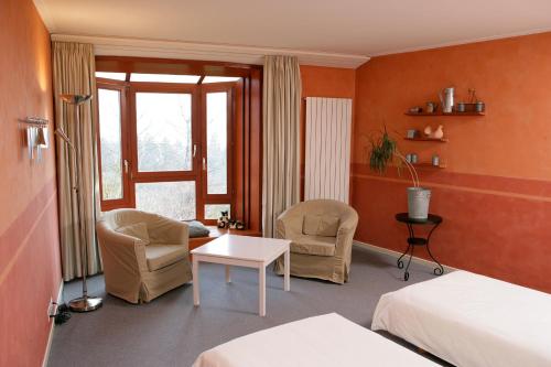 蒙特奇隆卢比尔生态酒店的酒店客房带两张床和一张桌子以及椅子。