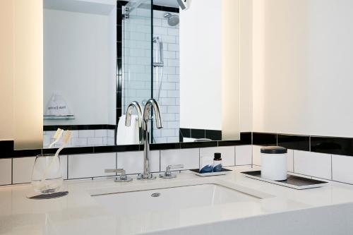 纽约The Renwick的白色的厨房配有水槽和镜子
