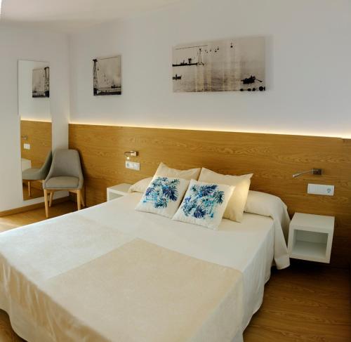 马尔格莱特德玛Hotel Rosa Nàutica的卧室配有白色的床和2个枕头