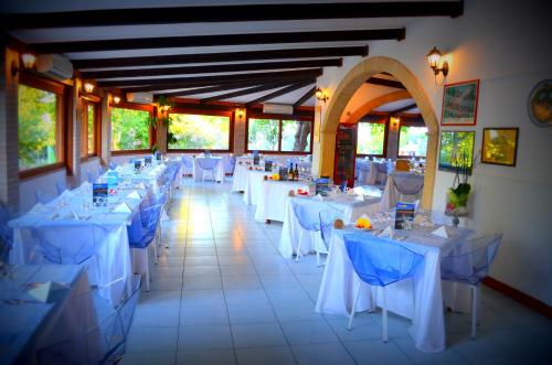 Villaggio Marinella DIRETTAMENTE sul mare餐厅或其他用餐的地方