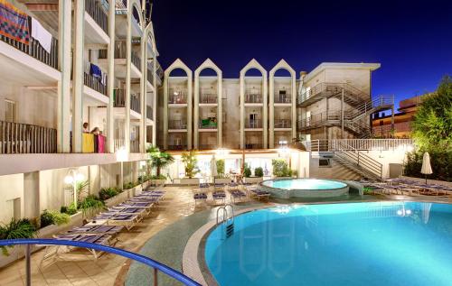 利尼亚诺萨比亚多罗皇宫酒店的大楼前设有游泳池的酒店
