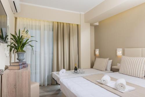 Ammos Beach Seaside Luxury Suites Hotel客房内的一张或多张床位