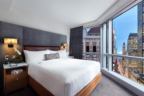 纽约纽约48LEX酒店的一间卧室设有一张大床和一个大窗户