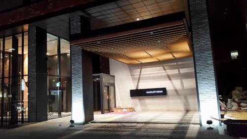首尔精选典藏酒店的一座大楼的空大厅