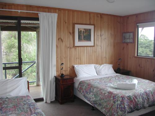 丹马克彩虹之家公寓 的一间卧室设有一张床和一个窗口