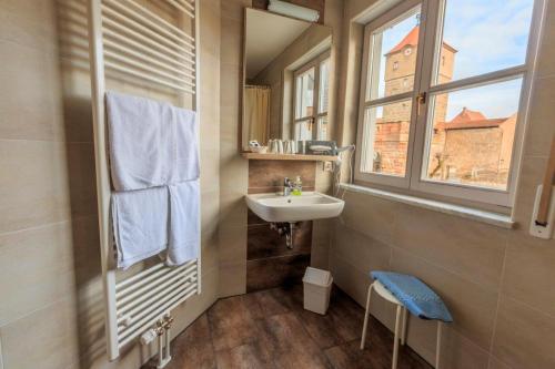 Wolframs-Eschenbach盖瑞兰德酒店的一间带水槽和窗户的浴室