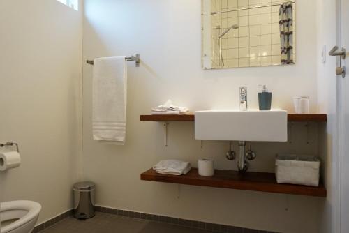 博恩瑟隆德酒店的浴室配有白色水槽和卫生间。