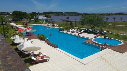 费德拉西翁竞技场度假村 的享有度假村游泳池的顶部景致