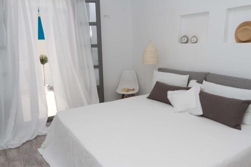 阿吉奥斯普罗科皮奥斯Alia的白色卧室配有一张带枕头的大白色床