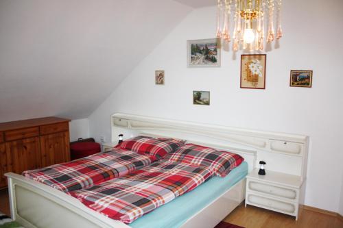 伏尔塔瓦河畔利普诺Apartment Na Rozcestí的床上有铺着枕头的床