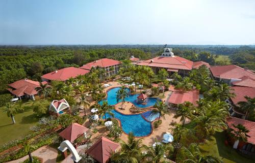 瓦尔恰卡拉维尔海滩度假村的享有带游泳池的度假村的空中景致