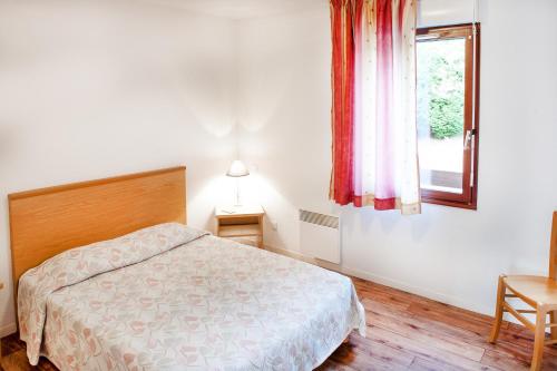 拉夫当的阿斯平莱玛尔奎斯酒店的一间卧室设有一张床和一个窗口