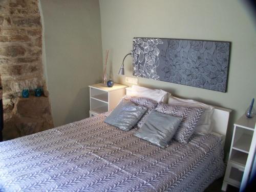 莫雷拉Cases Ruralmorella的一间卧室配有一张带两个枕头的床