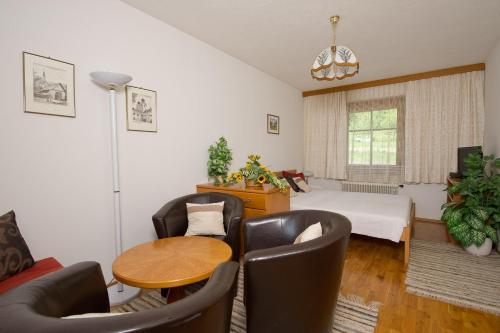 特雷芬Landhaus Gailer的客厅配有床和桌椅