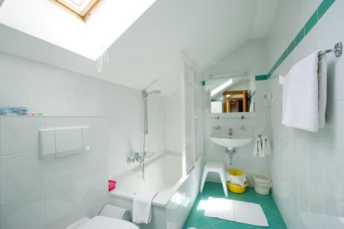 特雷芬Landhaus Gailer的白色的浴室设有水槽和卫生间。