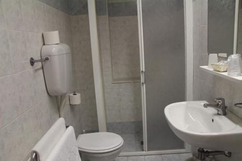 加比切马莱Sporting hotel的一间带卫生间和水槽的浴室