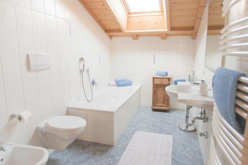 博尔扎诺图尔霍夫农家乐的浴室配有卫生间、浴缸和水槽。