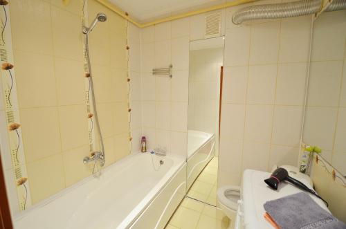 尼古拉耶夫Apartment Style on Sobornaya Street的带浴缸和卫生间的浴室。