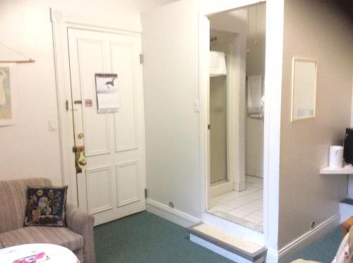魁北克市德默斯之家宾馆的客厅配有镜子和椅子