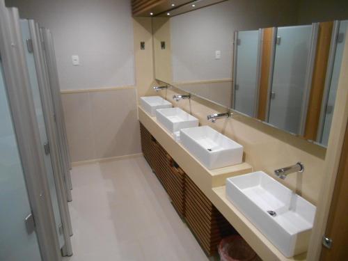 里约热内卢比尼亚德尔马酒店的一间带三个水槽和镜子的浴室