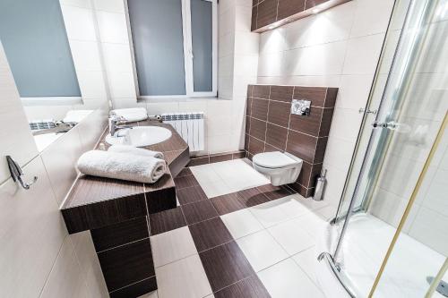 拉多姆TM酒店的浴室配有卫生间、盥洗盆和淋浴。