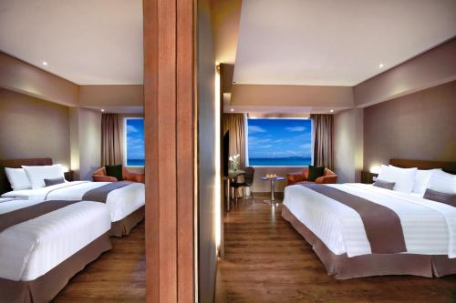 古邦ASTON Kupang Hotel & Convention Center的海景客房 - 带两张床