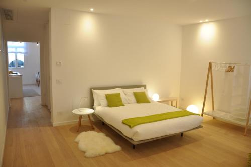 穆拉诺Appartamento Colonna的一间卧室配有一张带绿毯和地毯的床。