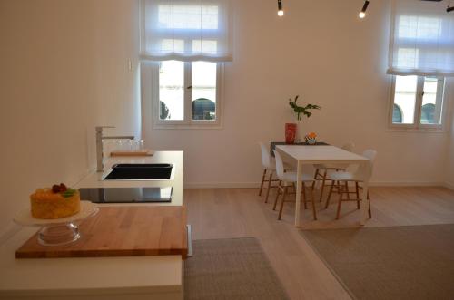 穆拉诺Appartamento Colonna的厨房配有炉灶和桌椅