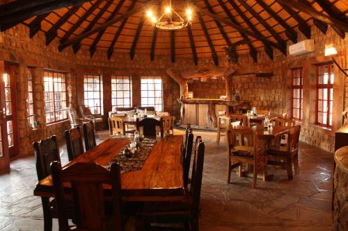 库斯Torgos Lodge的用餐室配有大型木桌和椅子