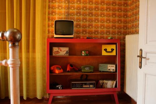 干尼亚Kyra Vintage House的上面有电视的红色架子