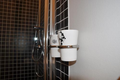NorrahammarSpånhults Herrgård Hotel的浴室里的一些卫生纸分配器