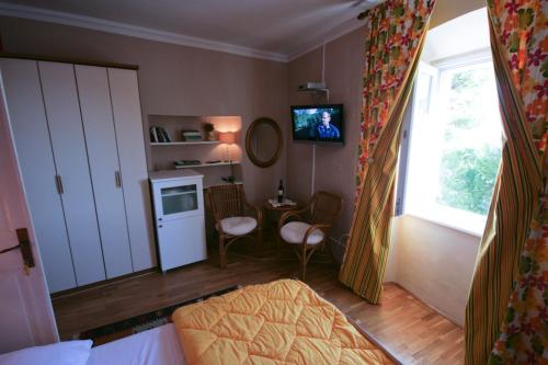 科尔丘拉特德斯奇公寓的一间卧室配有一张床,墙上配有电视