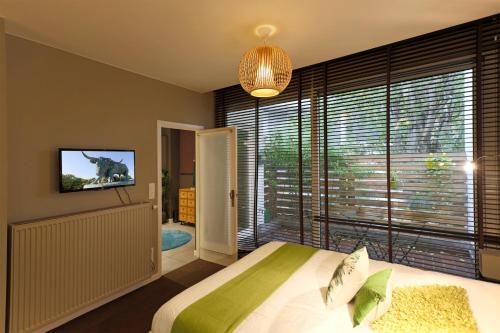 列日列日酒店式公寓的一间卧室设有一张床和一个大窗户