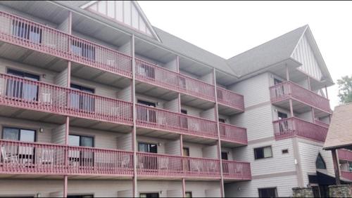 韦恩斯维尔Days Inn by Wyndham Waynesville NC的公寓大楼设有红色阳台