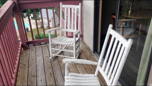 韦恩斯维尔Days Inn by Wyndham Waynesville NC的门廊上两把白色摇椅