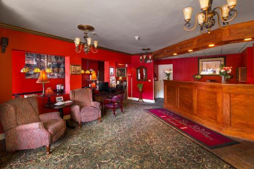 波特兰Inn at St John Portland In-Town的大堂设有红色的墙壁和等候室