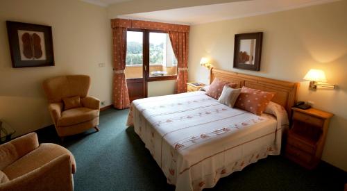 Hotel Spa Bosque mar客房内的一张或多张床位