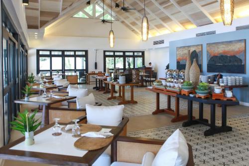 爱妮岛爱妮岛度假酒店 - 拉根岛的一间在房间内配有桌椅的餐厅