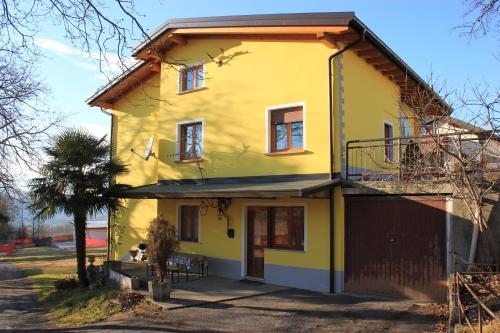 Tignes意大利发现公寓的前面有一棵树的黄色房子