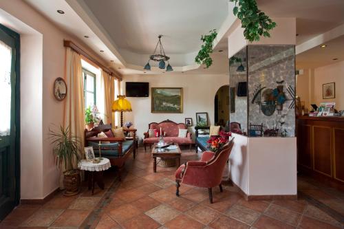 纳克索乔拉阿波罗酒店的带沙发和椅子的客厅